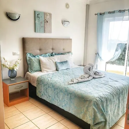 Penthouse With Rooftop & Seaview דירה