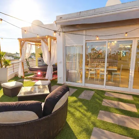 Penthouse With Private Rooftop & Seaview Apartament