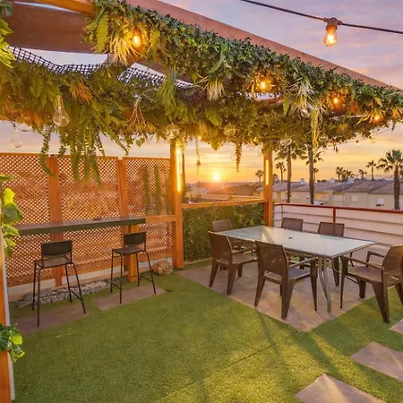 Penthouse With Private Rooftop & Seaview Apartment *
