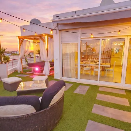 Penthouse With Private Rooftop & Seaview Apartment