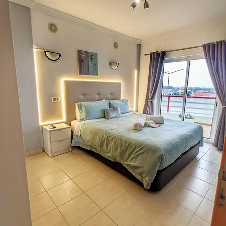 Penthouse With Private Rooftop & Seaview Гия