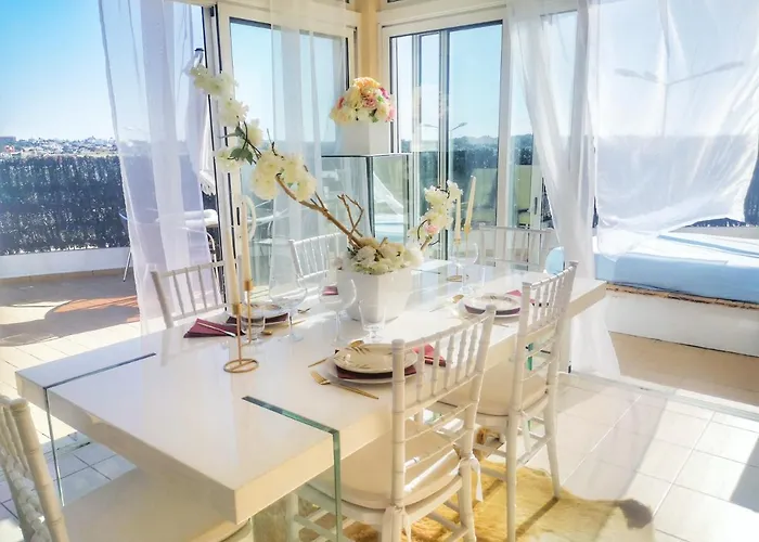 Penthouse With Private Rooftop & Seaview *